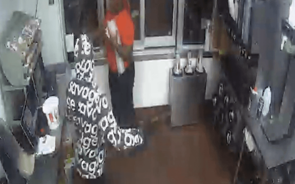 Căutare intensificată după un jaf la KFC în Goldsboro Departamentul de Poliție din Goldsboro îndeamnă publicul să se implice în identificarea unui suspect în cazul unui jaf care a avut loc la un restaurant KFC pe East Ash Street