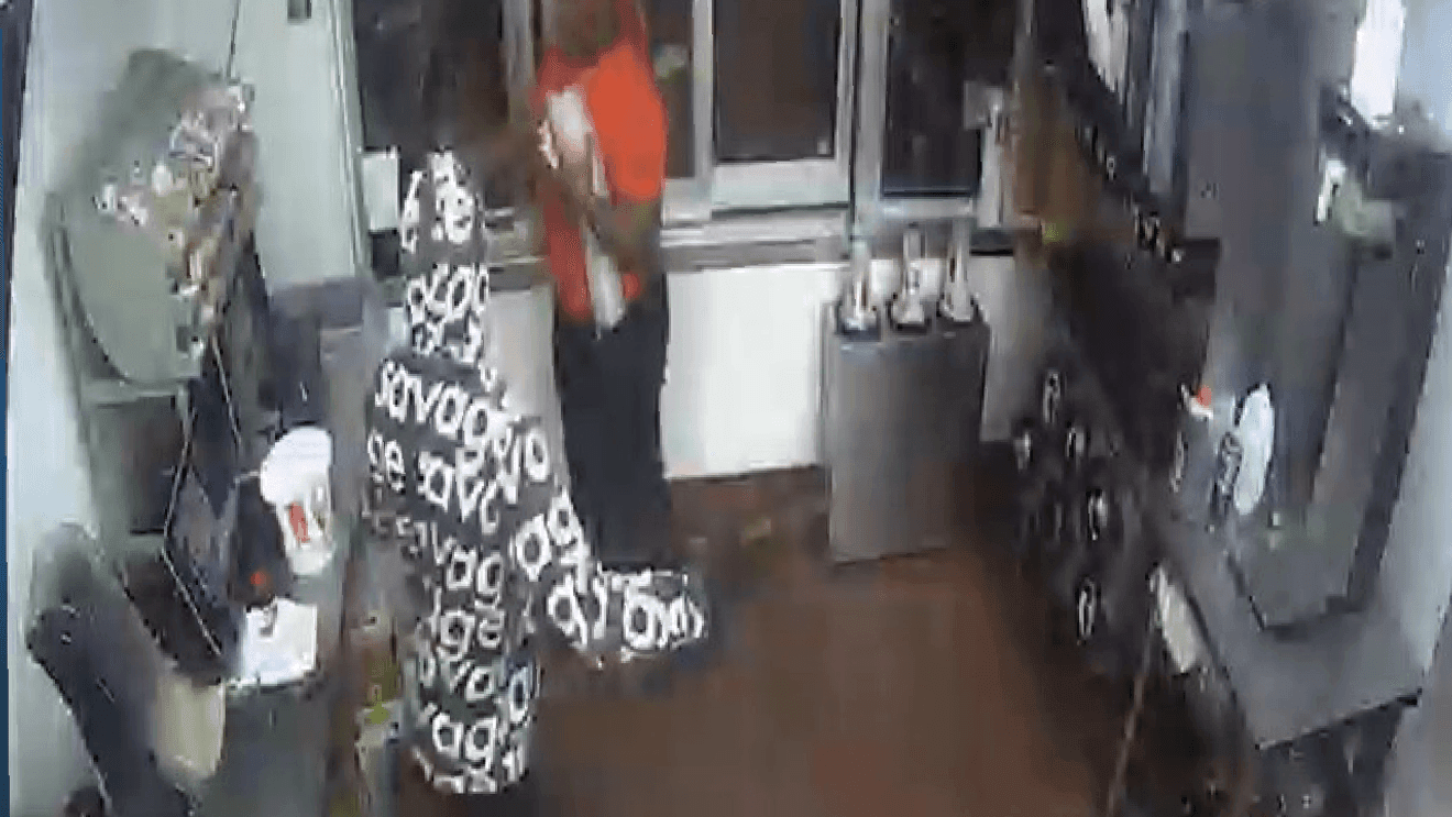 Căutare intensificată după un jaf la KFC în Goldsboro Departamentul de Poliție din Goldsboro îndeamnă publicul să se implice în identificarea unui suspect în cazul unui jaf care a avut loc la un restaurant KFC pe East Ash Street