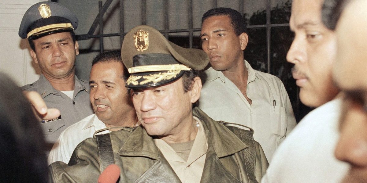 Generalul Manuel Antonio Noriega, omul forte al Panama, salută susținătorii săi, pe 21 martie 1988, la palatul prezidențial din Panama City. Îmbrăcat într-o jachetă de piele neagră, Noriega a sosit la palat după discursul președintelui Manuel Solis Palma, care a anunțat că Noriega va demisiona în anumite condiții.