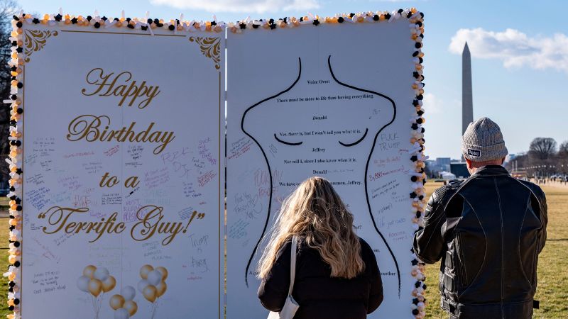 Instalație artistică controversată pe National Mall: O replică a mesajului de ziua lui Jeffrey Epstein cu numele lui Donald Trump O instalație de mari dimensiuni, care reproduce un mesaj de ziua de naștere în care apare numele lui Donald Trump, a fost ridicată pe National Mall din Washington, DC
