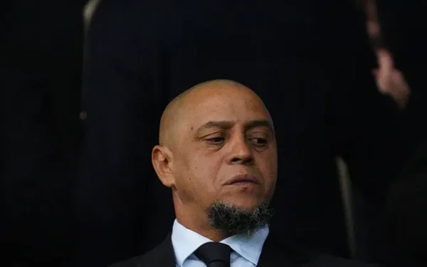 Roberto Carlos, operat de urgență la inimă Roberto Carlos, legenda fotbalului brazilian și fost fundaș al echipei Real Madrid, a fost supus unei intervenții chirurgicale la inimă, după ce un RMN a arătat o afecțiune cardiacă gravă