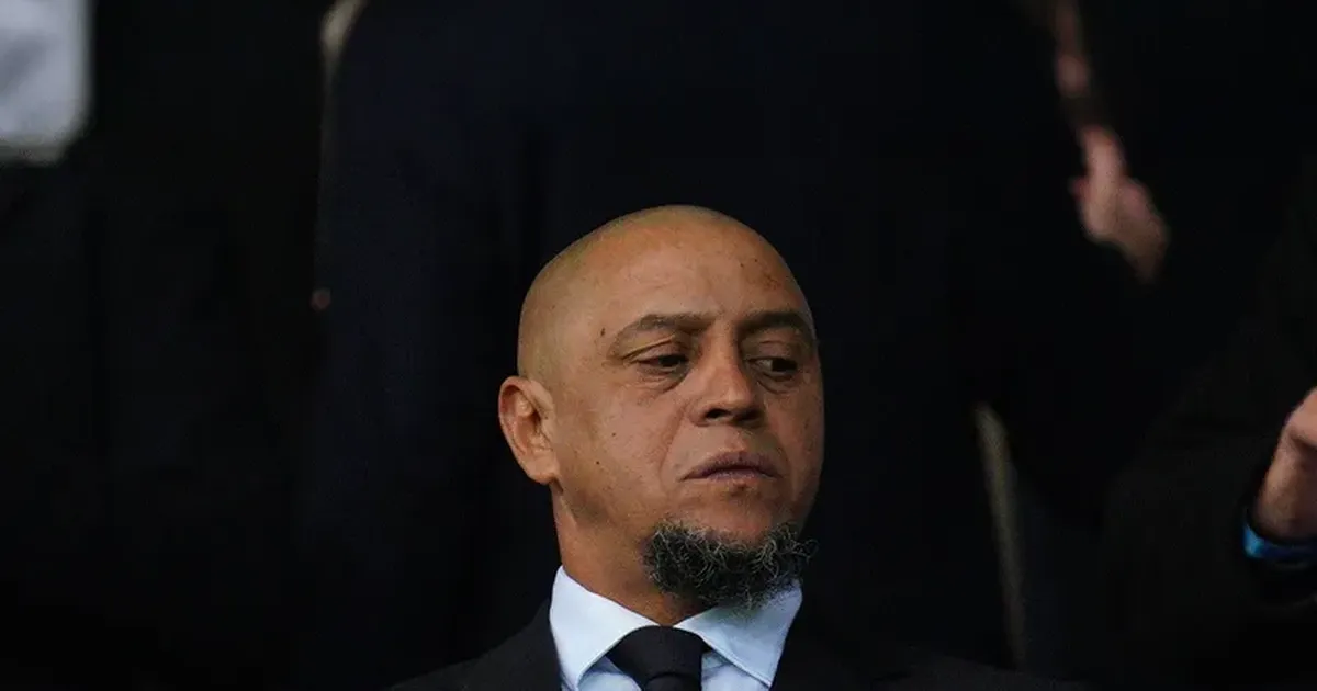 Roberto Carlos, operat de urgență la inimă Roberto Carlos, legenda fotbalului brazilian și fost fundaș al echipei Real Madrid, a fost supus unei intervenții chirurgicale la inimă, după ce un RMN a arătat o afecțiune cardiacă gravă