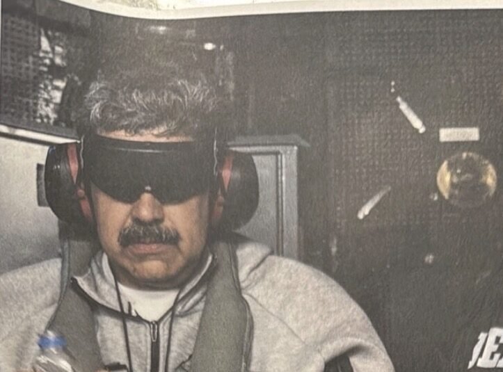 Trump face din nou val cu o imagine controversată pe Truth Social, acuzații fără precedent împotriva lui Maduro Fostul președinte american Donald Trump a stârnit vâlvă pe platforma sa Truth Social odată cu distribuirea unei imagini ce pare să-l înfățișeze pe președintele venezuelean Nicolas Maduro la bordul navei militare USS Iwo Jima