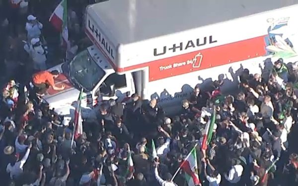 Haos în Westwood: Protestul pacifist devine violent Un protest inițial pașnic în Westwood, Los Angeles, s-a transformat într-un incident tumultuos duminică după-amiază, când un camion U-Haul a pătruns în mulțimea de demonstranți adunați în fața clădirii federale