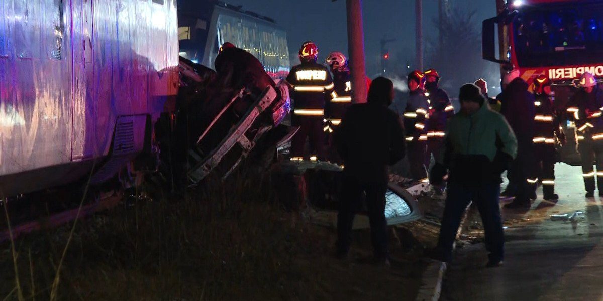 Accident grav în Chiajna: Un bărbat rănit după ce mașina i-a fost lovită de tren Un accident devastator a avut loc marți seară în localitatea Chiajna, județul Ilfov, unde un autoturism a fost lovit de tren