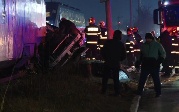 Accident grav în Chiajna: Un bărbat rănit după ce mașina i-a fost lovită de tren Un accident devastator a avut loc marți seară în localitatea Chiajna, județul Ilfov, unde un autoturism a fost lovit de tren