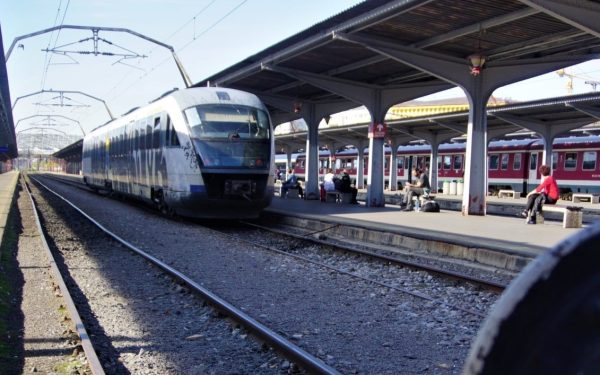 Un traseu de peste șase ore peste program, din cauza defectării locomotivelor și a condițiilor meteo extreme Un tren de călători care lega Vatra Dornei de București Nord a suferit o întârziere record de peste șase ore, ajungând cu întârziere la destinație în condiții dramatice