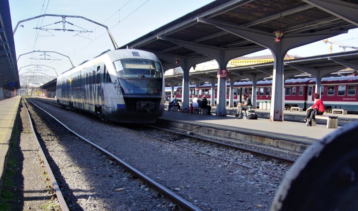 Un traseu de peste șase ore peste program, din cauza defectării locomotivelor și a condițiilor meteo extreme Un tren de călători care lega Vatra Dornei de București Nord a suferit o întârziere record de peste șase ore, ajungând cu întârziere la destinație în condiții dramatice