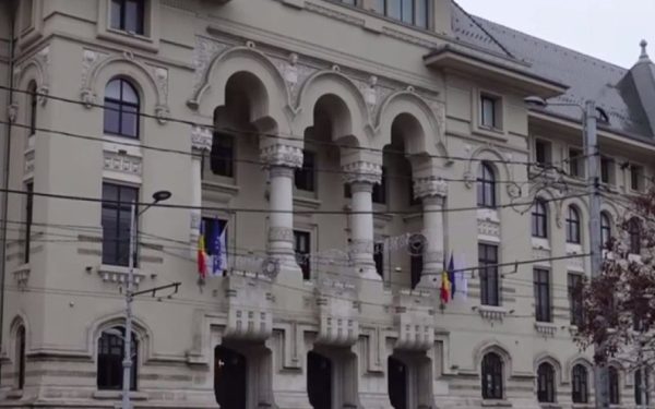 Consilierii municipali ai Capitalei s-au întrunit astăzi în ședință pentru a discuta o serie de măsuri importante, printre care se află majorarea prețului biletelor pentru călătoriile cu STB, precum și desființarea a patru instituții și dizolvarea unei companii municipale