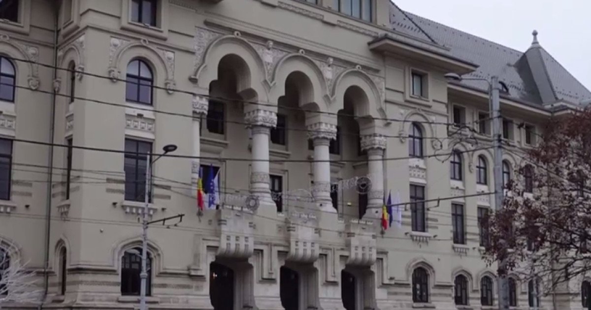 Consilierii municipali ai Capitalei s-au întrunit astăzi în ședință pentru a discuta o serie de măsuri importante, printre care se află majorarea prețului biletelor pentru călătoriile cu STB, precum și desființarea a patru instituții și dizolvarea unei companii municipale