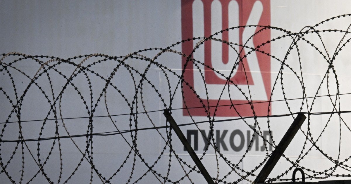 Lukoil vinde active străine de 22 miliarde dolari; ce afaceri are în România?