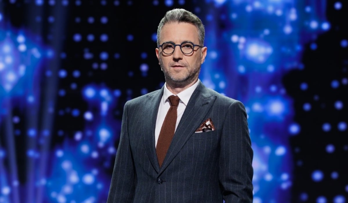 Andi Moisescu, O Prezență Îndrăgită în Jurizarea „Românii au talent” Andi Moisescu continuă să strălucească pe micile ecrane din România, fiind un membru esențial al juriului emisiunii „Românii au talent”