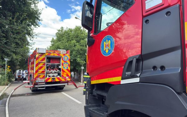 Incendiu dramatic în Sectorul 5 al Bucureștiului: două persoane afectate, intervenție rapidă a autorităților Un incendiu violent a izbucnit în această dimineață, în jurul orei 05:40, într-o zonă intens circulată din Sectorul 5 al capitalei