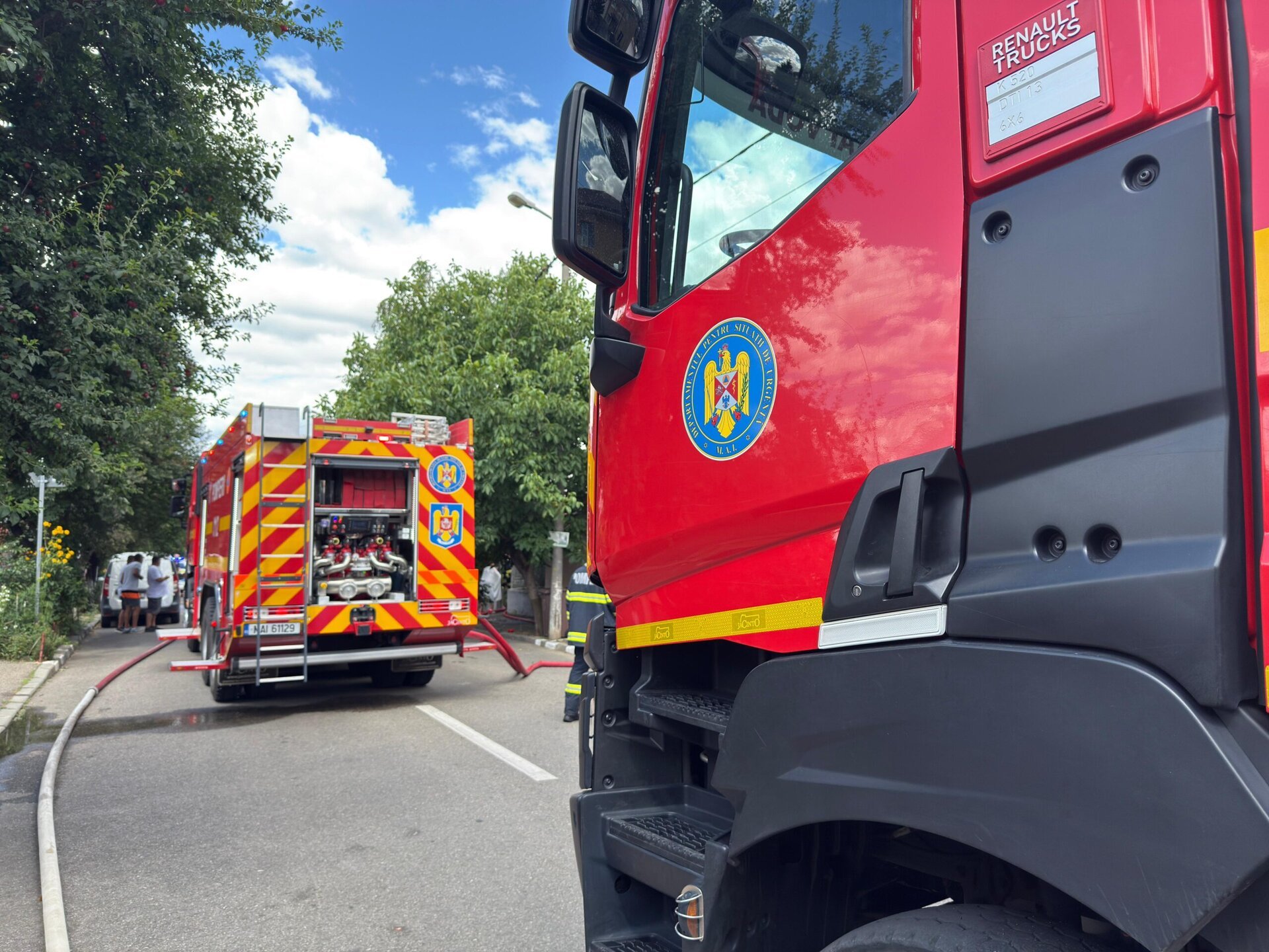 Incendiu dramatic în Sectorul 5 al Bucureștiului: două persoane afectate, intervenție rapidă a autorităților Un incendiu violent a izbucnit în această dimineață, în jurul orei 05:40, într-o zonă intens circulată din Sectorul 5 al capitalei