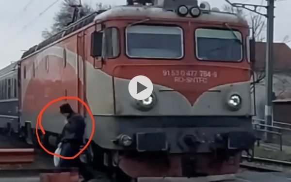 Un incident extrem de grav, surprins de camerele de luat vederi, atrage atenția asupra gravității comportamentelor iresponsabile în apropierea căilor ferate din România