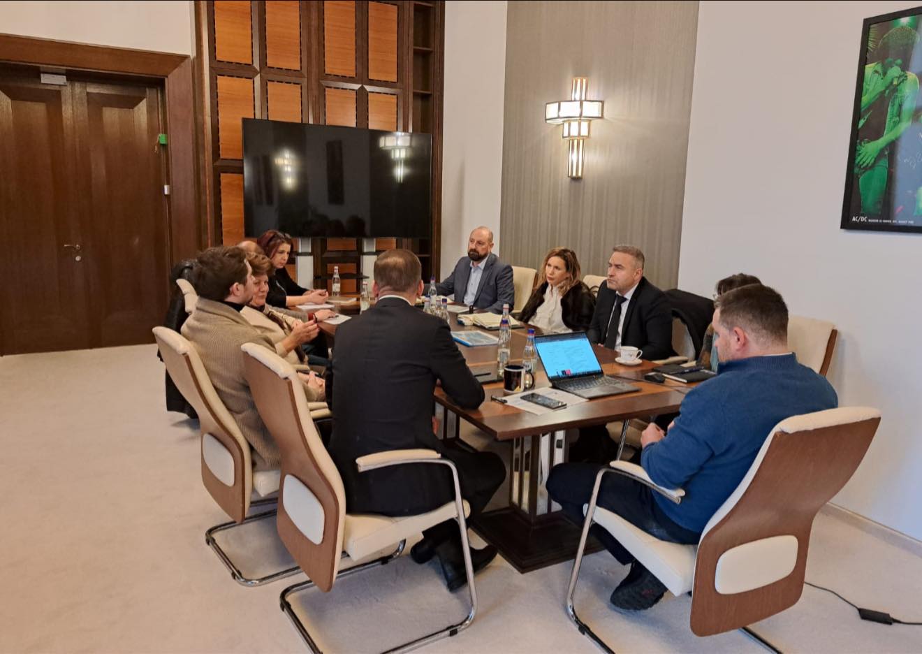 Bucureștiul, pe marginea unei crize energetice în plină iarnă: sistemul de termoficare funcționează, dar la limita de avarie În contextul temperaturilor extrem de scăzute din ultimele zile, sistemul de termoficare din Capitală se află în pragul unei situații de urgență