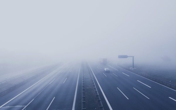 Cod galben de ceață în sudul și estul țării: vizibilitate redusă și risc de ghețuș până dimineața Mii de șoferi care se deplasează în zonele vizate trebuie să fie extrem de atenți, deoarece condițiile meteorologice actuale pot transforma drumurile în adevărate capcane