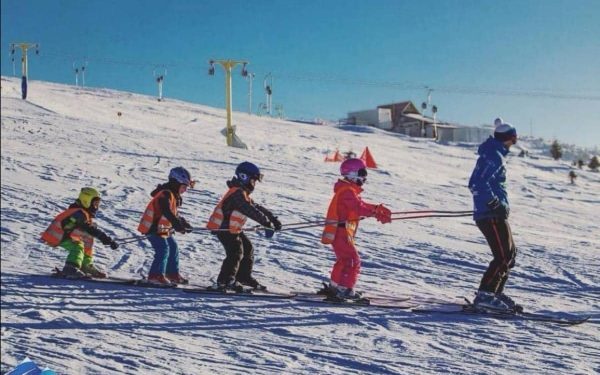 Cea mai lungă pârtie de schi din România, cu o lungime de 8,2 kilometri, a fost inaugurată în stațiunea montană Straja, din Valea Jiului