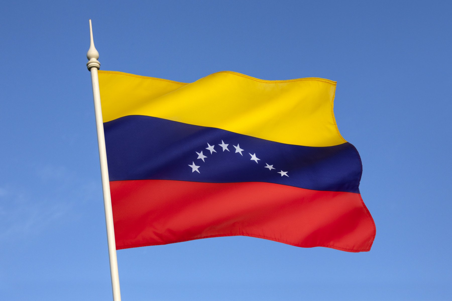 Venezuela pregătită pentru o “nouă agendă” cu Uniunea Europeană, dar sub presiunea Statelor Unite Venezuela și Uniunea Europeană par să fi început să pună la punct un nou capitol în relațiile lor diplomatice, trasând un posibil drum spre o abordare mai constructivă după ani de tensiuni și blocaje