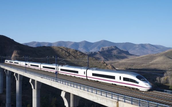 Un incident alarmant a avut loc marți dimineața într-o periferie a Barcelonei, când un tren suburban a fost lovit de un zid de sprijin prăbușit peste șine, provocând răni în rândul pasagerilor și generând îngrijorare în rândul autorităților de siguranță feroviară
