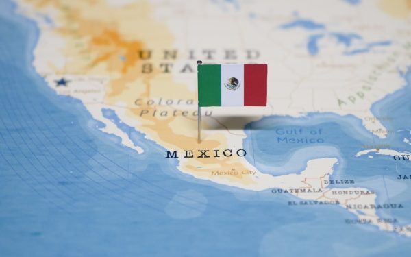 Ministrul Securității din Mexic anunță o operațiune amplă împotriva cartelurilor de droguri, trimițând încă 37 de membri ai rețelelor criminale americane Un nou val de acțiuni împotriva cartelurilor mexicane de droguri a fost lansat recent de autoritățile mexicane, într-un efort de a limita influența și extinderea rețelelor ilegale în Statele Unite