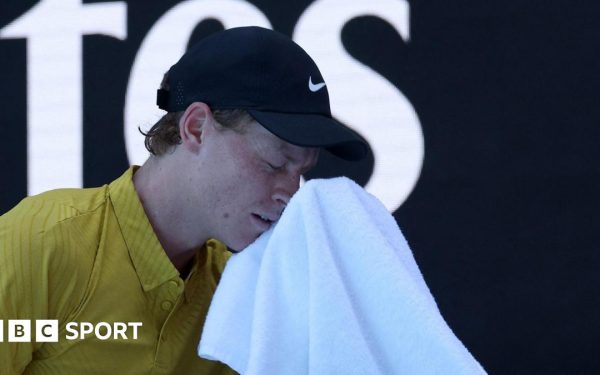 Sinner își revine spectaculos la Australian Open, profitând de o clipă de inspirație Jucătorul italian Jannik Sinner a reușit o victorie dramatică la Australian Open, întorcând soarta meciului împotriva australianului Spizzirri după un moment crucial de pauză generat de căldură