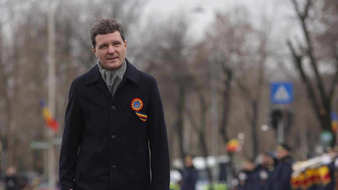 Sibiul Sparge Gheața: Hora Unirii Înconjoară Un Sens Giratoriu Ceremonia dedicată Unirii Principatelor Române, organizată la Iași, se pregătește să atragă atenția