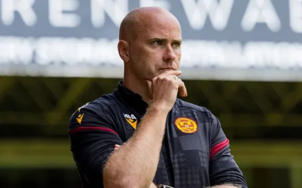 Motherwell își continuă parcursul excelent în Premiership: Victorie aşteptată cu St Mirren După o victorie convingătoare de 2-0 în faţa lui Celtic, Motherwell se pregăteşte să-şi întâlnească adversarii de la St Mirren sâmbătă, într-un meci ce s-ar putea dovedi decisiv pentru ambiţiile sale în Scottish Premiership