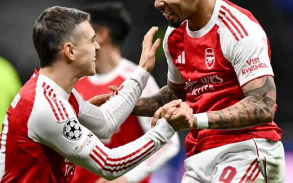 Arsenal își continuă cursa spre titlu cu o victorie împotriva lui Manchester United într-un meci electrizant Într-un meci intens din Premier League, Arsenal a reușit să își mențină avantajul în lupta pentru titlu, învinguând echipa lui Manchester United cu 2-0, la Emirates Stadium