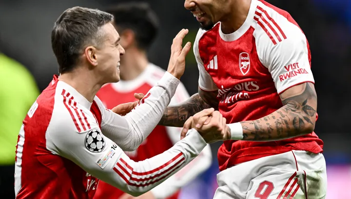 Arsenal își continuă cursa spre titlu cu o victorie împotriva lui Manchester United într-un meci electrizant Într-un meci intens din Premier League, Arsenal a reușit să își mențină avantajul în lupta pentru titlu, învinguând echipa lui Manchester United cu 2-0, la Emirates Stadium