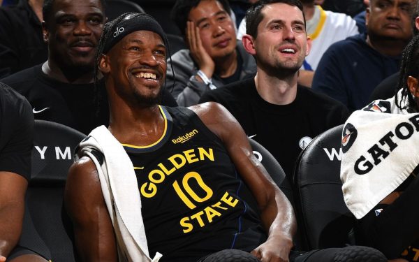 Jimmy Butler, accidentat grav în timpul meciului cu Miami Heat: Memoria unui meme revine în prim-plan Jimmy Butler, starul echipei Golden State Warriors, a suferit o ruptură a ligamentului anterior cruciat (ACL) drept în timpul meciului de luni seară împotriva lui Miami Heat, accidentare ce îl va ține departe de teren pentru tot restul sezonului 2025-26
