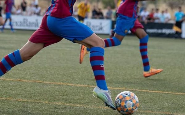 Ianis Târbă, noul atacant al lui Dinamo, revine din La Masia cu amintiri prețioase Ianis Târbă, tânărul fotbalist de 19 ani, a semnat recent cu Dinamo București, echipă la care va debuta în campionatul românesc