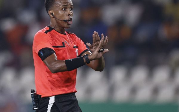 Înlocuirea surprinzătoare a arbitrului Artan înaintea meciului Algeria – Nigeria Marrakech, 27 ianuarie 2025 – Cu doar două zile înaintea sfertului de finală dintre Algeria și Nigeria, controversa a izbucnit în jurul arbitrului somalez Omar Abdulkadir Artan, care a fost înlocuit din cauza încălcării regulilor de echipament