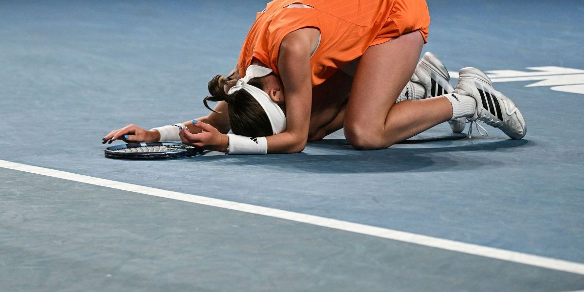Sorana Cîrstea iese în apărarea colegelor din circuitul WTA Sorana Cîrstea a avut o reacție vehementă după eliminarea dramatică a lui Naomi Osaka de la Australian Open, declarându-se dezamăgită de comportamentul jucătoarei japoneze pe teren