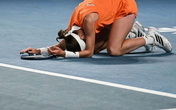Sorana Cîrstea iese în apărarea colegelor din circuitul WTA Sorana Cîrstea a avut o reacție vehementă după eliminarea dramatică a lui Naomi Osaka de la Australian Open, declarându-se dezamăgită de comportamentul jucătoarei japoneze pe teren