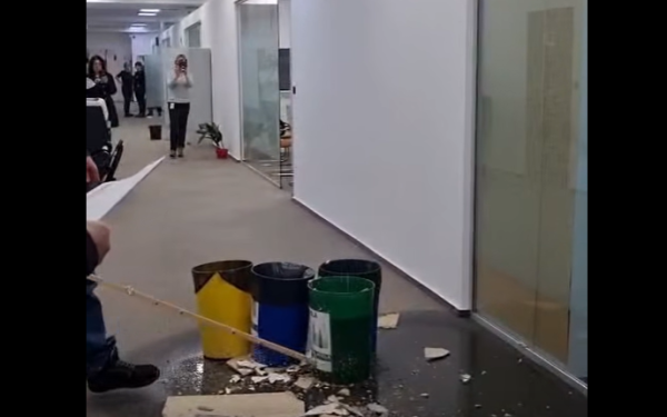 Primăria Sectorului 1 clarifică incidentul de la sediul Direcției Generale de Impozite și Taxe Locale, după ce fostul primar Clotilde Armand a făcut public un videoclip în care se vede un șiroi de apă curgând din tavanul clădirii, generând îngrijorări privind condițiile de lucru și siguranța cetățenilor