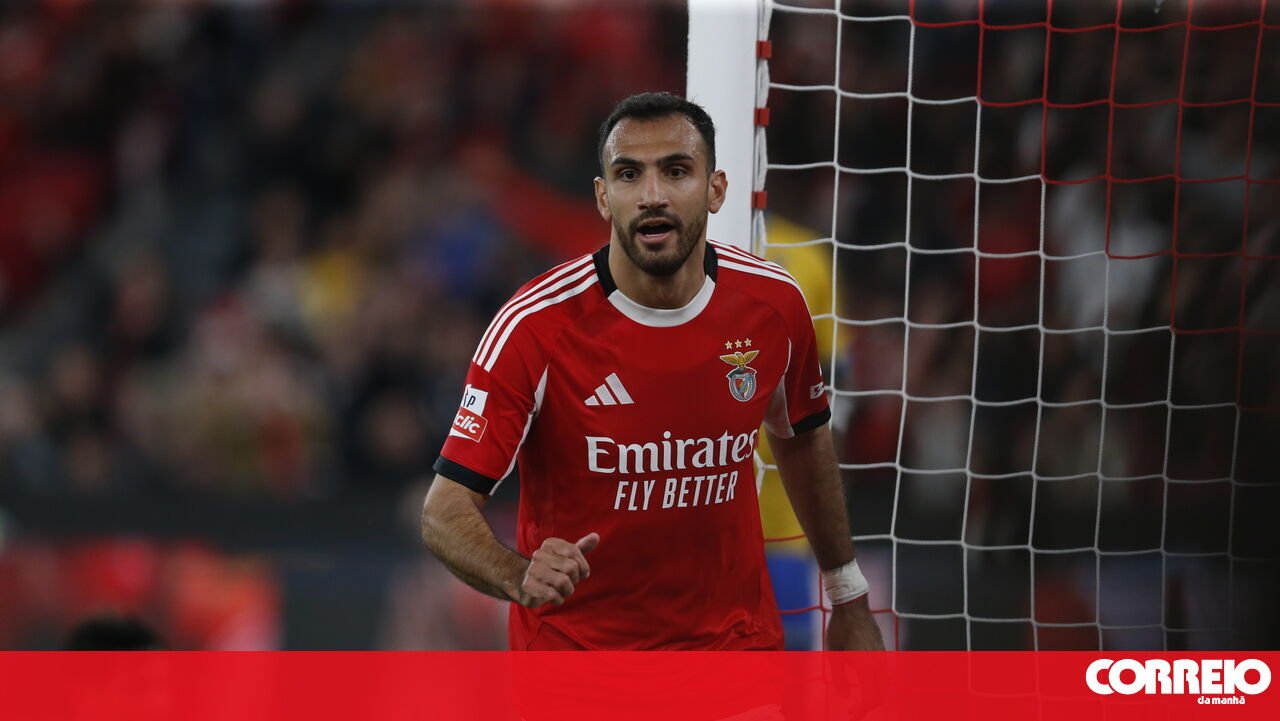 Benfica încheie prima etapă a Ligii Betclic cu o confruntare intensă împotriva Estoril Benfica a încheiat prima parte a sezonului 2025/26 cu o victorie importantă în fața celor de la Estoril, într-un meci disputat pe teren propriu