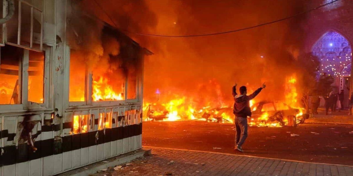 Marea Britanie evacuează ambasadorul și personalul din Iran în contextul tensiunilor internaționale Regatul Unit a decis, miercuri, să își evacueze ambasadorul și întreaga delegație diplomatică din Iran, într-o mișcare surprinzătoare, în contextul escaladării tensiunilor între Washington și Teheran