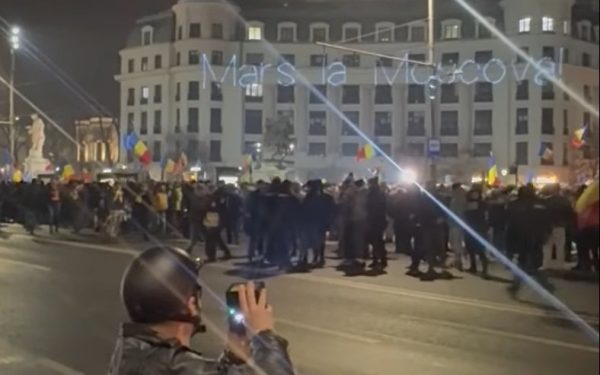 Un bărbat a fost sancționat cu o amendă de 1.000 de lei pentru proiectarea mesajului „Marș la Moscova” pe fațada clădirilor din Piața Universității, în timpul protestelor extremiste de joi seara, eveniment care a atras din nou atenția asupra tensiunilor sociale și politice din Capitală