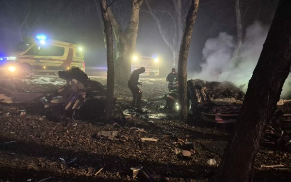 Accident mortal pe drumul spre Nagymegyer: O șoferiță cunoscută și-a pierdut viața după ce mașina a fost distrusă de flăcări O tragedie a avut loc în dimineața de ieri pe drumul care leagă orașul Nagymegyer de localitățile învecinate, unde o mașină de lux, un Mercedes S 580, a ieșit de pe carosabil, căzând în pădure