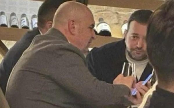 Cină privată în centrul atenției: Mihai Morar și Ilie Bolojan, în mijlocul unui scandal O fotografie surprinsă în timpul unei cine private la restaurantul „Corsarul” din Cetatea Oradea a stârnit un val de controverse, implicându-i pe omul de radio Mihai Morar și premierul Ilie Bolojan