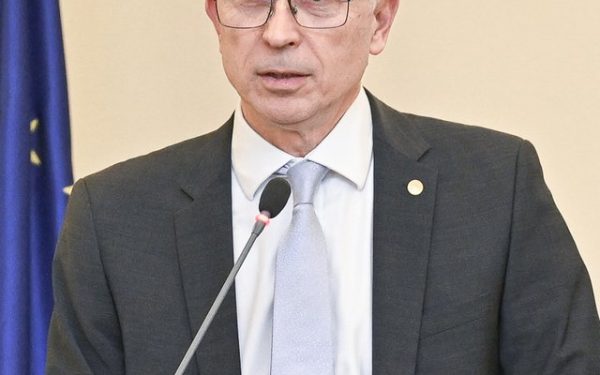 Mugur Tolici preia șefia Direcției de Emisiune și Tezaur a BNR Mugur Tolici, un veteran al Băncii Naționale a României (BNR), va prelua conducerea Direcției de Emisiune și Tezaur începând cu data de 1 februarie, înlocuindu-l pe Ion Nițu, care s-a pensionat după 24 de ani de activitate în această funcție