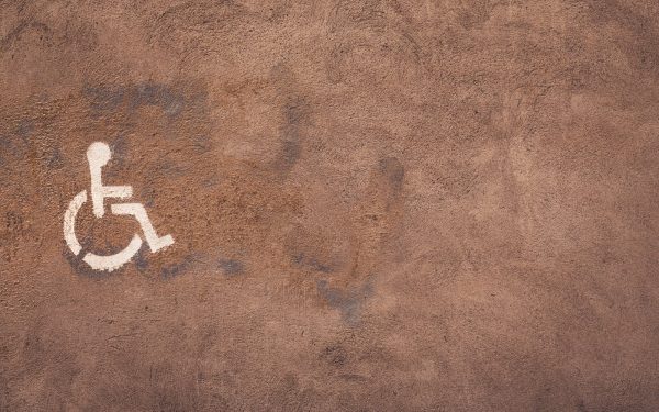 Primăria Capitalei are o datorie uriașă de peste 600 de milioane de lei (mai mult de 100 de milioane de euro) acumulată din neplata indemnizațiilor pentru persoanele cu dizabilități, timp de aproape cinci ani