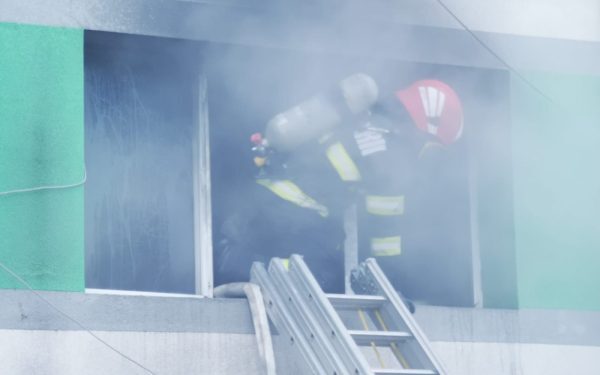 Tragedie într-un sat din județul Brașov: un băiat de 16 ani și-a pierdut viața într-un incendiu devastator O dimineață tragică zguduie comunitatea din Satul Nou, județul Brașov, după ce un incendiu violent a mistuit o locuință, lăsând o familie în doliu și confirmând vulnerabilitatea locuitorilor din zonele rurale față de astfel de nenorociri