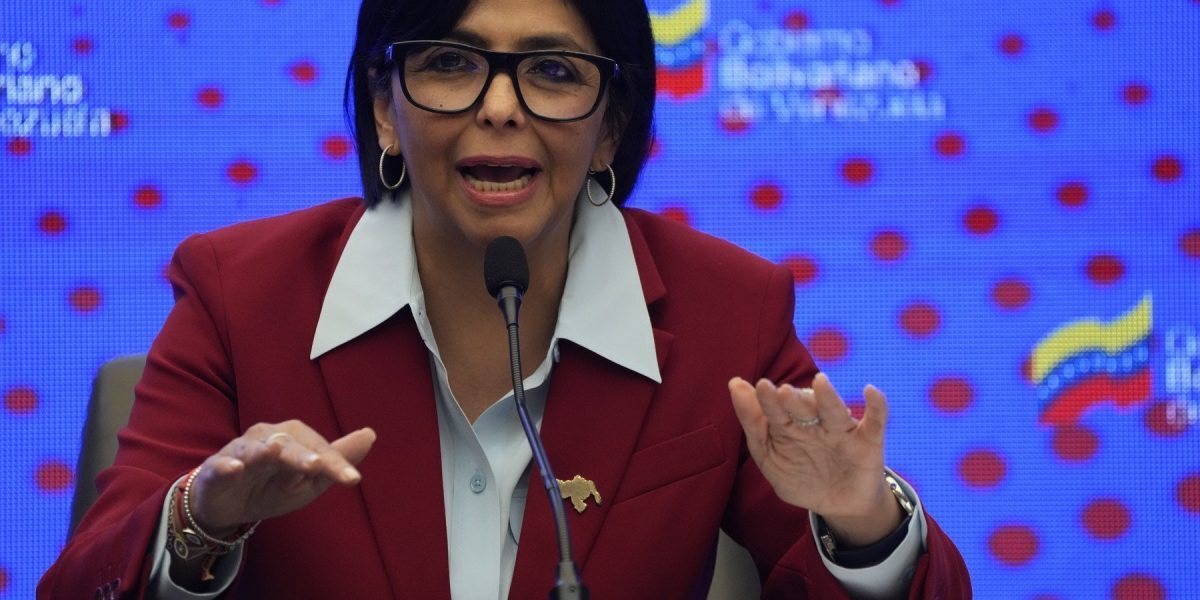 Președinta interimară a Venezuelei, Delcy Rodriguez, nu va participa la întâlnirea planificată cu președintele SUA, Donald Trump, programată pentru această săptămână, din cauza unor probleme administrative aparent minore, dar simbolice: pașaportul ei a expirat