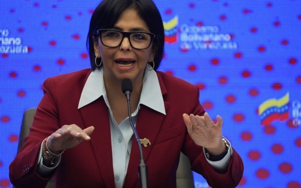 Președinta interimară a Venezuelei, Delcy Rodriguez, nu va participa la întâlnirea planificată cu președintele SUA, Donald Trump, programată pentru această săptămână, din cauza unor probleme administrative aparent minore, dar simbolice: pașaportul ei a expirat