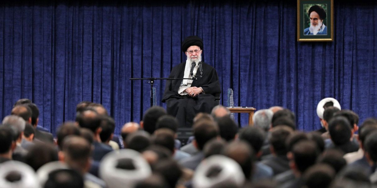 Ayatollahul Khamenei recunoaște revendicările economice ale protestatarilor, avertizând asupra riscurilor unei revolte Liderul suprem al Iranului, ayatollahul Ali Khamenei, a făcut recent declarații care marchează un eventual schimb de ton în privința protestelor care zguduie țara de mai multe luni