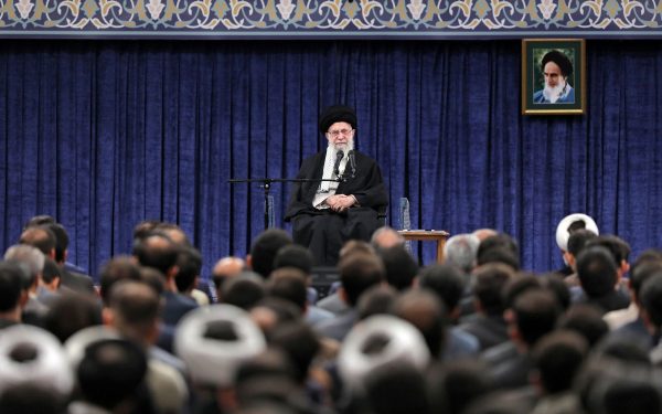 Ayatollahul Khamenei recunoaște revendicările economice ale protestatarilor, avertizând asupra riscurilor unei revolte Liderul suprem al Iranului, ayatollahul Ali Khamenei, a făcut recent declarații care marchează un eventual schimb de ton în privința protestelor care zguduie țara de mai multe luni
