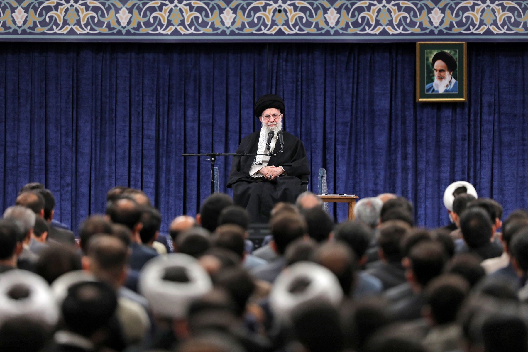Ayatollahul Khamenei recunoaște revendicările economice ale protestatarilor, avertizând asupra riscurilor unei revolte Liderul suprem al Iranului, ayatollahul Ali Khamenei, a făcut recent declarații care marchează un eventual schimb de ton în privința protestelor care zguduie țara de mai multe luni