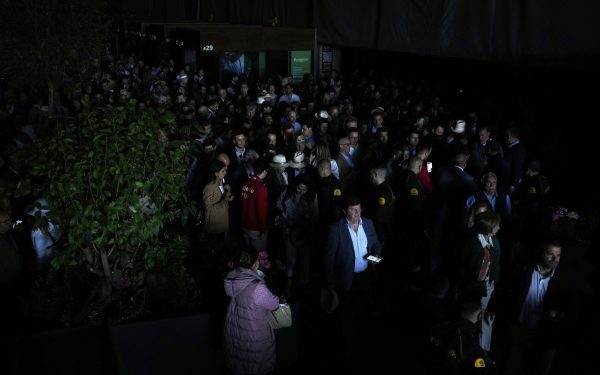 Berlin, 27 aprilie 2023 — O pană de curent masivă a afectat peste 45.000 de gospodării din zona sud-vestică a capitalei germane, o situație fără precedent în ultimele decenii, potrivit datelor furnizate de operatorul local de energie, Stromnetz Berlin